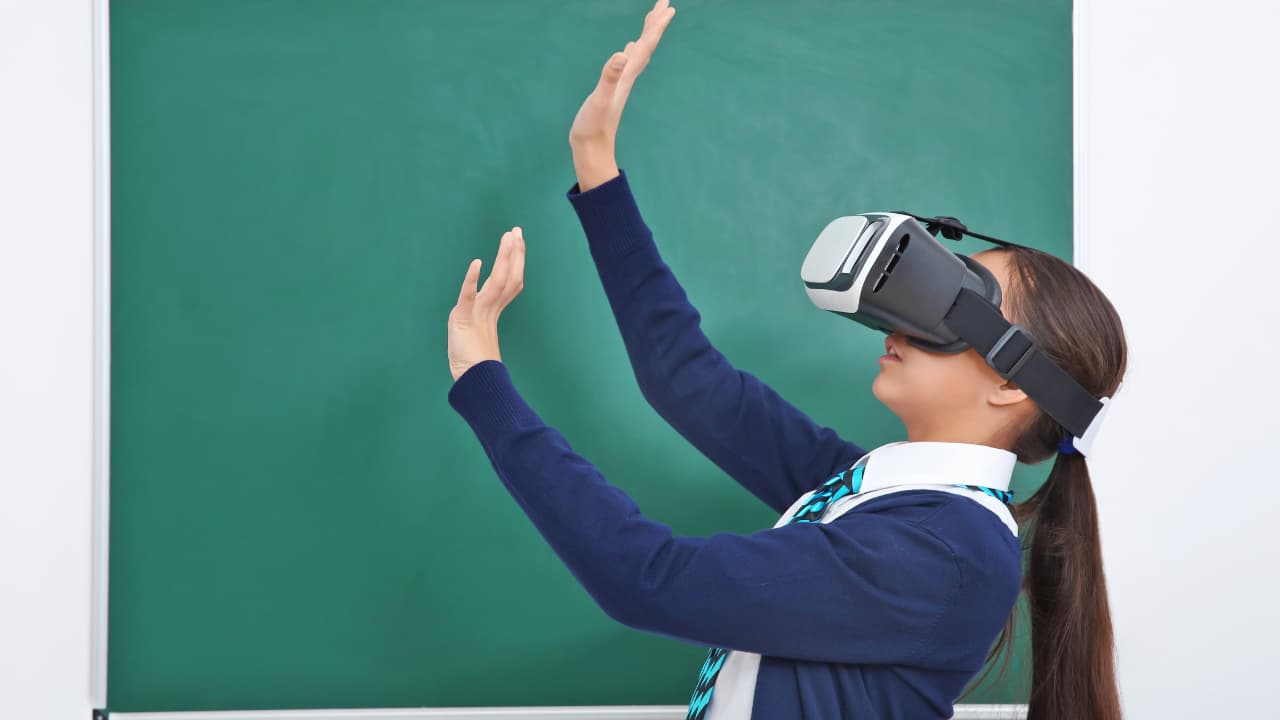 Benefits of Virtual Reality in the Classroom with Examples